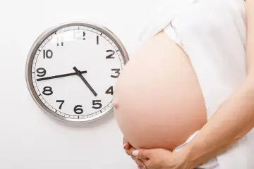 Zbliża się termin porodu. Zegar pokazuje 4:40. Czas na indukcja porodu.