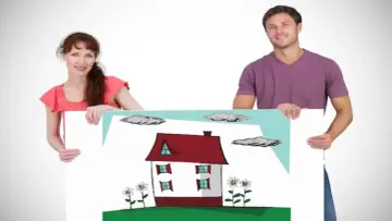 Para, trzymając plakat z domkiem, zastanawia się, jak sprzedać dom z kredytem.
