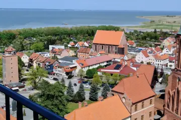 Widok na miasto z wieżą, kościołem i zatoką. Tolkmicko atrakcje zachęcają do zwiedzania urokliwego miasteczka nad Zalewem Wiślanym.