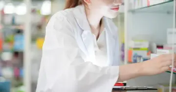 Farmaceutka szuka leku, którego nie ma na półce. Może chodzi o to, że vita buerlecithin wycofany?