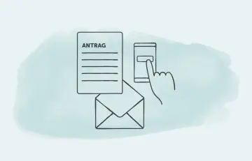 Antrag für mdk pflegegrad wird digital bearbeitet. Ein Finger tippt auf ein Smartphone neben einem Briefumschlag.