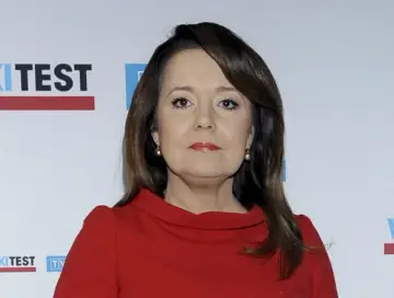 Danuta Holecka w czerwonej sukience, z błyszczącymi ustami i perłowymi kolczykami. Spekulacje o jej danuta holecka operacje plastyczne krążą od lat.