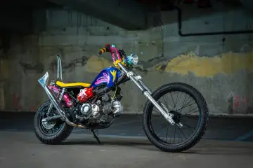 Kolorowy, customowy motocykl z malowaniem w stylu pop-art. Sprawdź cennik malowania motocykla, by odmienić swój jednoślad!