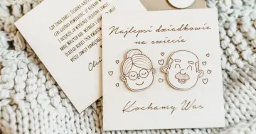 Drewniana kartka na Dzień Babci i Dziadka z rysunkami uśmiechniętych twarzy i napisem "Kochamy Was".