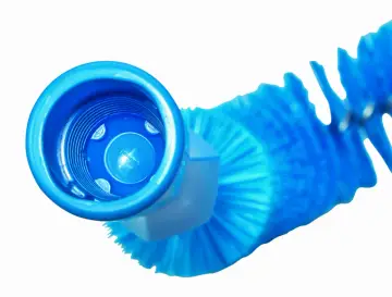 Niebieska szczotka do rur z plastikowym gwintowanym uchwytem, gotowa do czyszczenia.