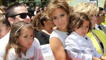 Jennifer Lopez z dziećmi, córką Emme i synem Maxem, podczas uroczystości.