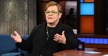 Elton John w zielonych okularach, z bogatym majątkiem, opowiada w programie.