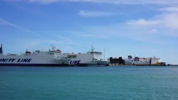 Promy Unity Line i Fjord Line czekają w porcie. Zastanawiasz się, ile płynie prom z Ystad do Świnoujścia?