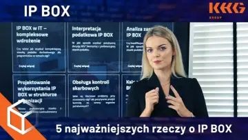 Kobieta w garniturze obok planszy z informacjami o IP BOX.