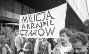 Ludzie na demonstracji niosą transparent "Milicja w krainie czarów". To pomarańczowa alternatywa dla szarej rzeczywistości.