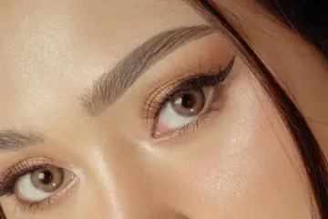 Un œil maquillé avec un trait d'eye-liner précis. Mon crayon pour les yeux ne marque pas, mais ce regard est intense.