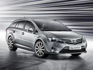 Srebrny Toyota Avensis T27 1.8 benzyna, kombi, na tle linii.