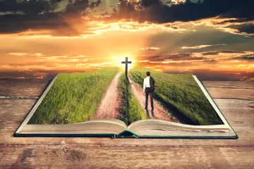 Otwarta księga ukazuje ścieżkę prowadzącą do krzyża na wzgórzu. To jak żywe biblia cytaty, inspirujące do podążania za wiarą.