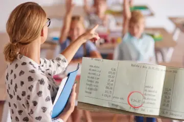 Ile zarabia nauczyciel biologii? Poznaj zaskakujące różnice w pensjach
