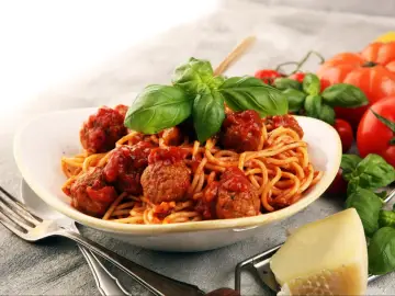 Pyszne spaghetti z klopsikami w sosie pomidorowym, świeża bazylia i parmezan. Idealne przyprawy do spaghetti to podstawa!