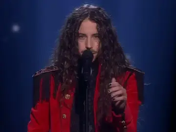 Szpak w czerwonej marynarce z frędzlami, z długimi włosami, śpiewa na scenie. To jego miejsce na Eurowizji.