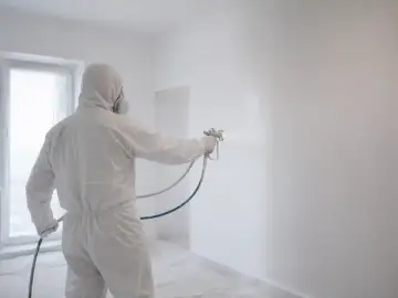 Malowanie pokoju natryskowo. Dowiedz się, ile kosztuje malowanie pokoju i jak uzyskać idealnie gładkie ściany.