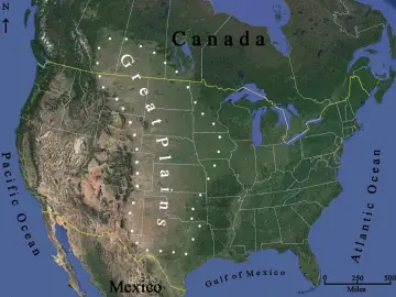 Mapa USA i Kanady z zaznaczoną długością granicy. Widoczne Wielkie Równiny, Pacyfik i Atlantyk.