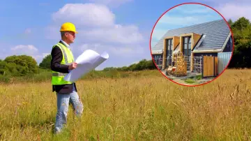Inżynier z planami na działce rolnej. W okręgu widać nowoczesny dom w budowie, pokazujący co można postawić na działce rolnej.