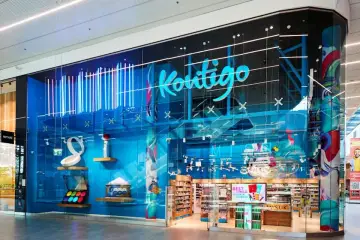 Nowoczesny sklep kontigo w centrum handlowym, pełen kosmetyków i akcesoriów. Jasne, niebieskie wnętrze z neonowymi światłami.