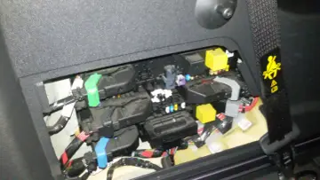 Opel Zafira B: Gdzie są bezpieczniki? Lokalizacja i wymiana krok po kroku