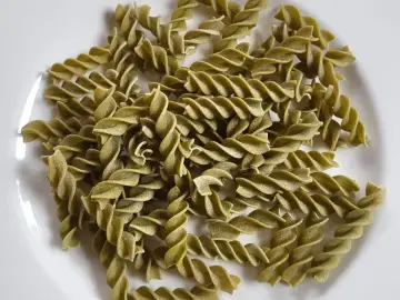 Zielony makaron fusilli, idealny jako zdrowsza alternatywa dla tradycyjnego. Czy to makaron z groszku czy fasoli mung?