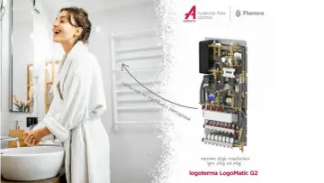 Kobieta w szlafroku myje ręce. Obok widoczna jest kompaktowa, ścienna stacja mieszkaniowa **logoterma** LogoMatic G2, która odpowiada za ogrzewanie pomieszczeń.