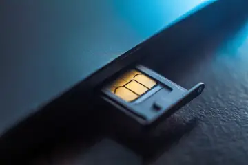 Złota karta SIM w wysuniętej tacce. Telefon nie czyta karty SIM, co może być frustrujące.