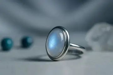 Anello con pietra di luna, che evoca le sue proprietà mistiche e calmanti.