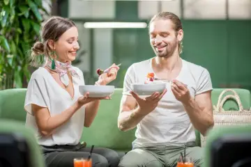 Szczęśliwa para cieszy się zdrowym posiłkiem, idealnym na wspólną dietę dla par.