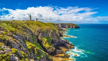 Vue spectaculaire des falaises et phares du Cap Fréhel. Idéal pour savoir que faire au Cap Fréhel : randonnée, photos, contemplation.