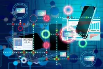 Pubblicità, comunicazione digitale e creatività d'impresa: laptop, smartphone e icone per blog, SEO, social media e sito web su sfondo blu tecnologico.