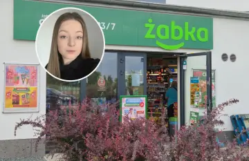 Młoda kobieta przed sklepem Żabka, gdzie można dowiedzieć się, ile zarabia się w Żabce. Promocje na lody i napoje.
