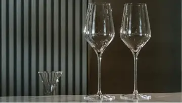 Dwa eleganckie kieliszki do wina, które mogą być niewłaściwe dla szczepu chardonnay, stoją na blacie.
