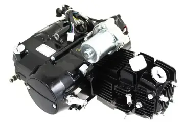 Silnik motocykla 125, gotowy na chip tuning. Czarny, z elementami elektrycznymi i chłodnicą.