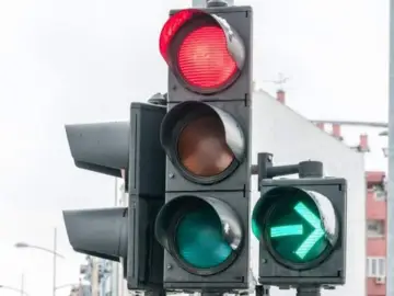 Ampel mit Pfeil nach rechts und ohne. Rot leuchtet, Grün mit Pfeil zeigt Richtung an.