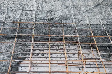 Siatka zbrojeniowa czeka na beton. Różne klasy betonu będą tworzyć solidną konstrukcję.