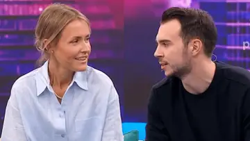 Olga Frycz i jej partner rozmawiają w studiu.