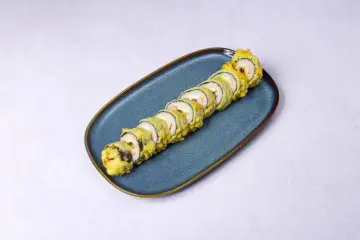 Chrupiące rolki sushi w cieście tempura, idealne na szybki obiad. Prosty przepis na tempura sushi.
