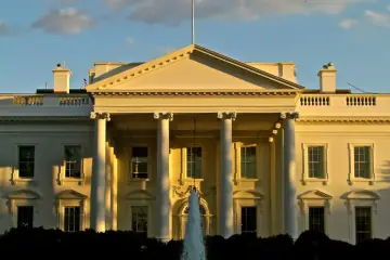 Biały Dom o zachodzie słońca, siedziba prezydenta i wiceprezydenta USA.