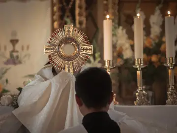 Ołtarz z monstrancją i płonącymi świecami. To symboliczne przedstawienie tego, czym jest rezurekcja, moment triumfu życia nad śmiercią.