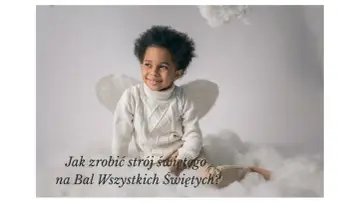 Uroczy chłopiec w białym swetrze i anielskich skrzydłach. Inspiracja, jak przebrac dziecko za świętego na bal.