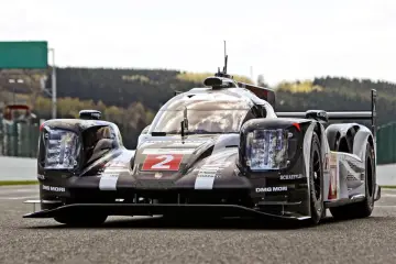 Wyścigowy Porsche 919 z numerem 2 na masce, gotowy do startu na torze wyścigowym.