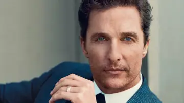 Matthew McConaughey, jeden z najbardziej rozpoznawalnych aktorów amerykańskich, w eleganckim garniturze.