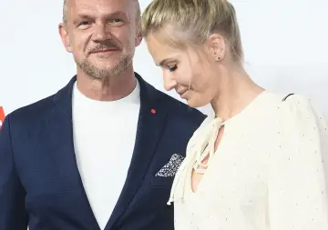 Cezary Pazura i jego żona na ściance.