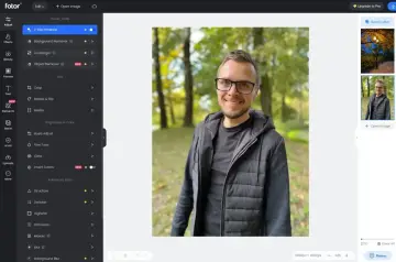 Mężczyzna w okularach uśmiecha się na tle parku. Interfejs programu Fotor oferuje darmowy program do obróbki zdjęć po polsku.