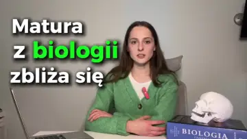 Dziewczyna przygotowuje się do matury z biologii rozszerzonej. Na biurku ma podręcznik i model czaszki.