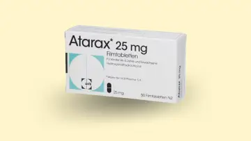Opakowanie leku Atarax 25 mg, zawierające 50 tabletek powlekanych. Stosowany u dzieci od 6 lat i dorosłych.