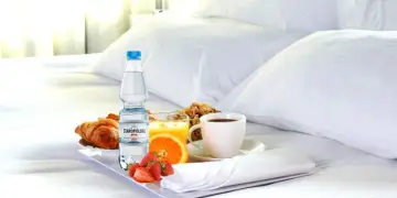 Czy woda w hotelu jest za darmo? Odkryj zasady i pułapki