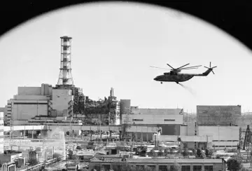 Helikopter nad zniszczonym reaktorem w Czarnobylu. Trudno oszacować, ile osób zginęło w Czarnobylu, ale to miejsce jest symbolem tragedii.